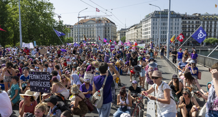 Des milliers de femmes défilent dans les rues de Suisse romande