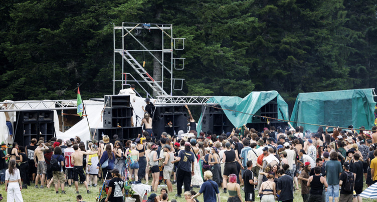 Rave illégale à Malleray: la police tente de déloger 2000 personnes