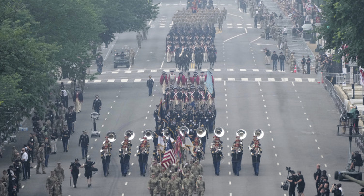 Début de la parade militaire rêvée par Trump à Washington