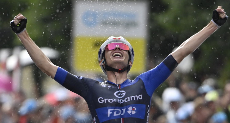 Romain Grégoire remporte la première étape en solitaire