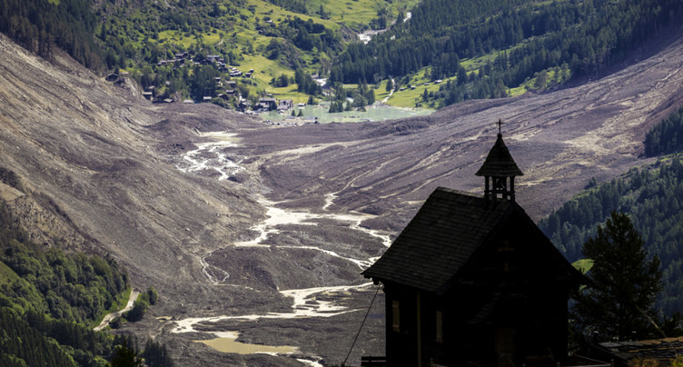 Des scientifiques mesurent la zone d'éboulement à Blatten (VS)