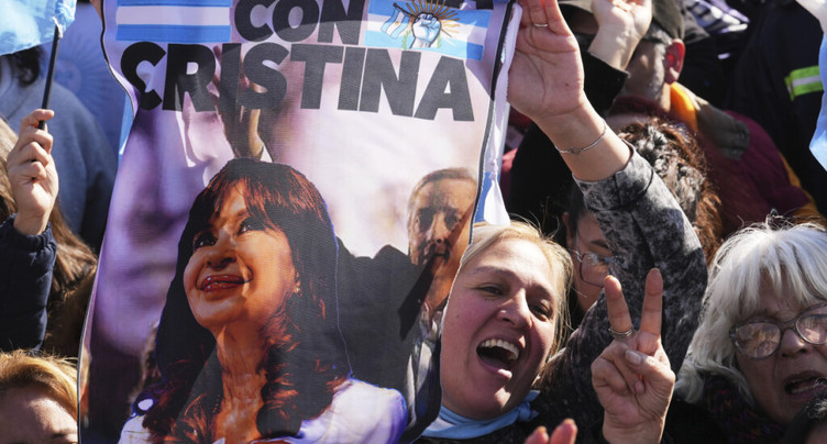 A Buenos Aires, massive mobilisation autour de Kirchner, détenue