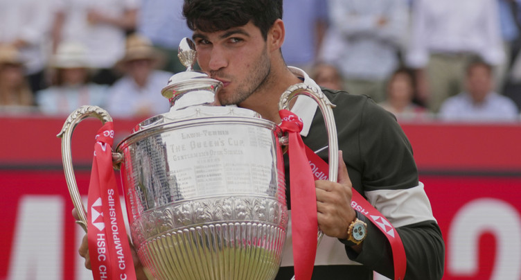 Alcaraz remporte le Queen's en dominant Lehecka en finale