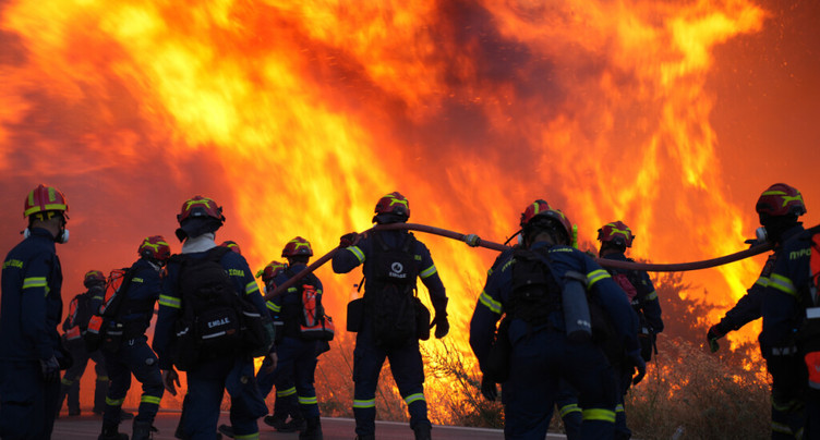 Incendies en Grèce: 16 villages de Chios doivent être évacués