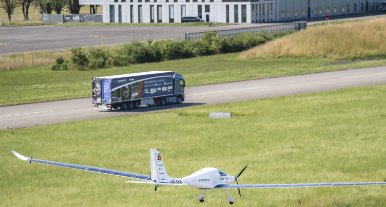 Payerne: duel inédit entre un avion solaire et un camion électrique