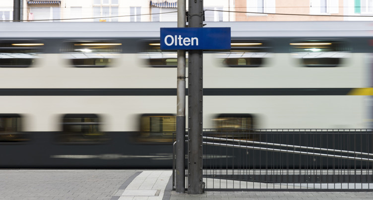 Olten: trafic ferroviaire paralysé par un homme sur un poteau