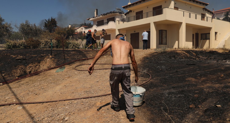 Violent incendie près d'Athènes, des dizaines d'évacuations