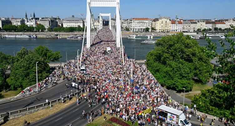 Très forte affluence à la marche des fiertés interdite à Budapest