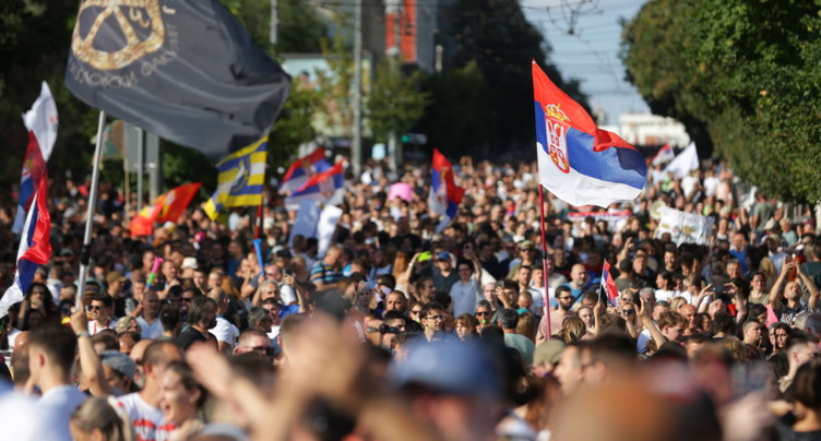Plus de 100'000 manifestants en Serbie pour réclamer des élections