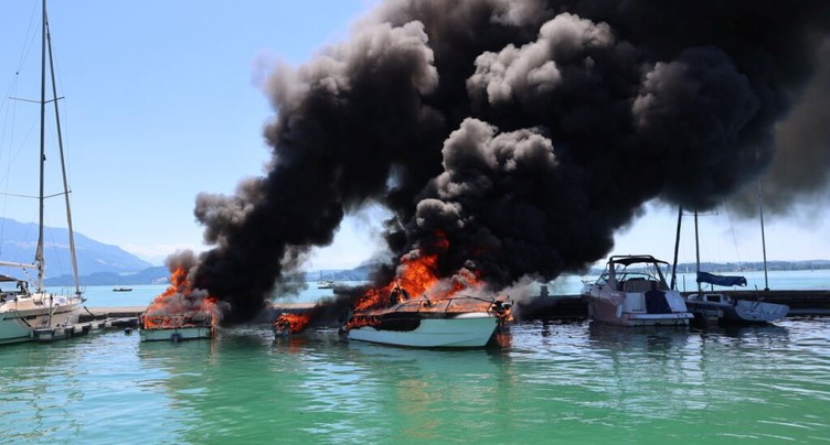 Bateaux ravagés par les flammes dans le port de Zoug