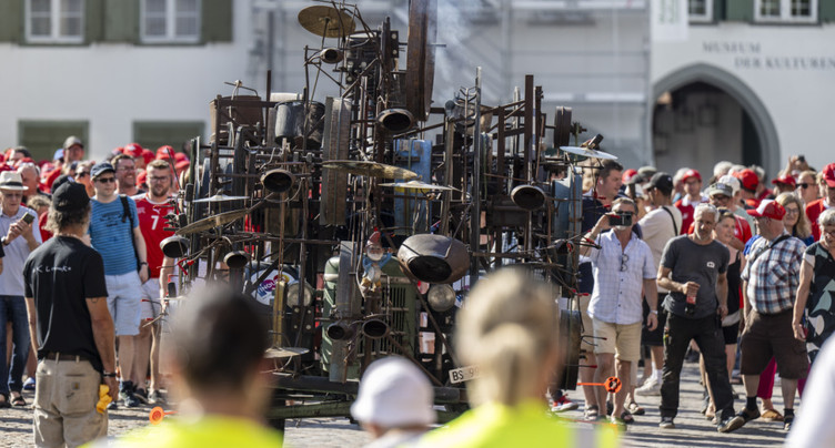 Défilé des fans à Bâle privé de la sculpture roulante de Tinguely
