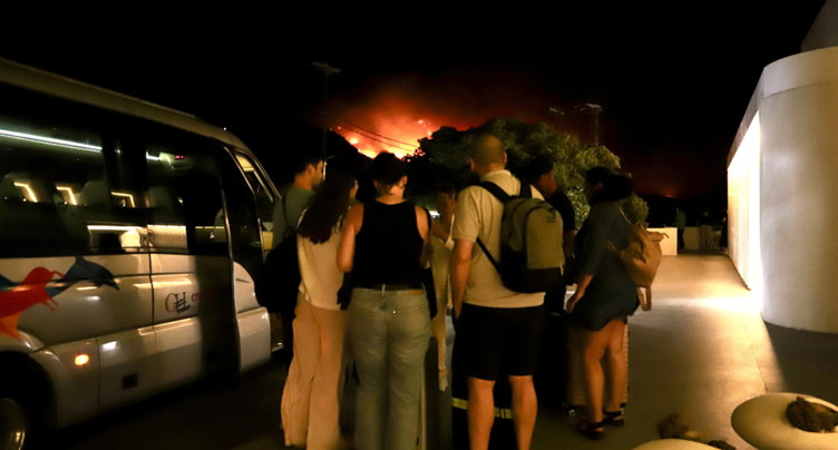 Des milliers de touristes évacués en raison d'un incendie en Crète
