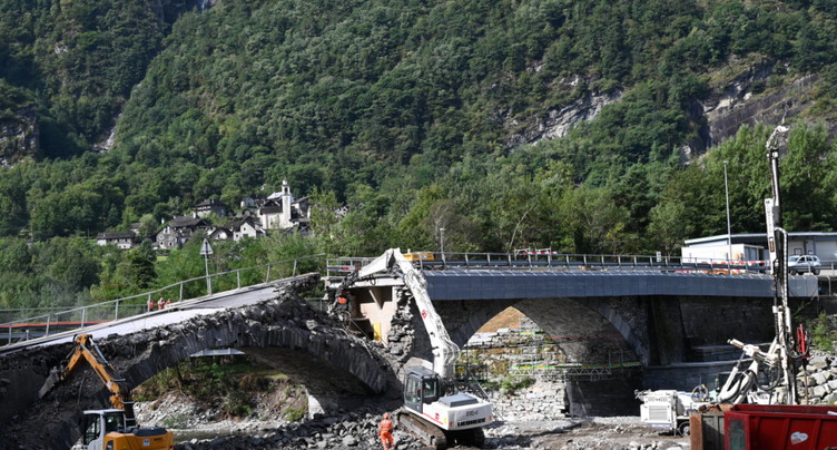 La reconstruction du pont détruit dans le val Maggia (TI) a débuté