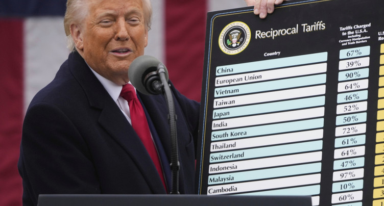 Trump annonce au moins 25% de surtaxe douanière pour 14 pays
