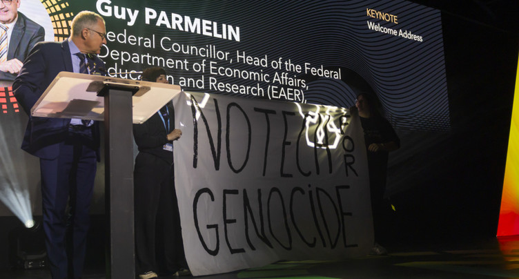 Un discours au nom de Guy Parmelin perturbé par des activistes