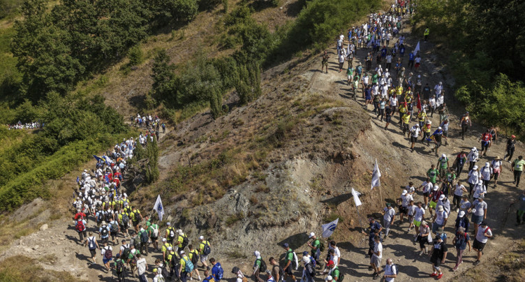 Trente ans après, des milliers de gens marchent vers Srebrenica