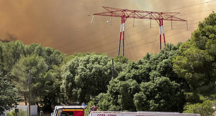 Incendie au nord de Marseille: le feu a gagné la ville