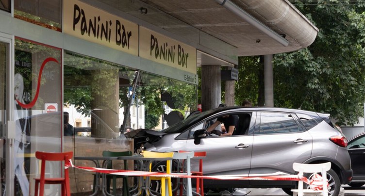 Une voiture finit dans un bar à Bienne, plusieurs blessés