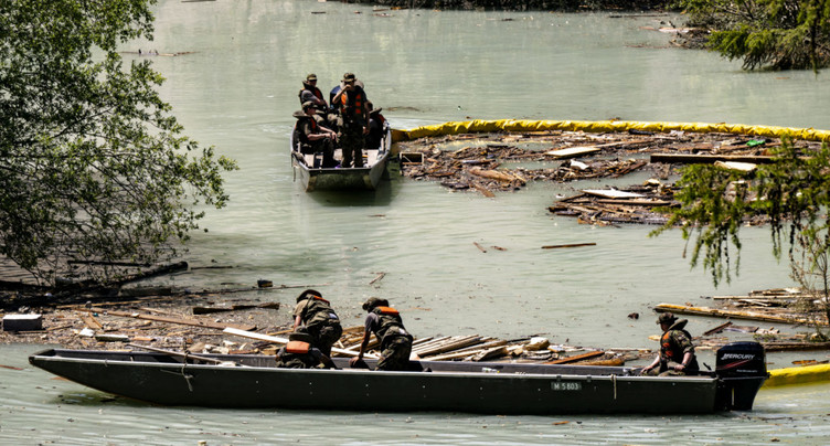 Blatten: le bois flottant récolté par l'armée brûlé à l'air libre