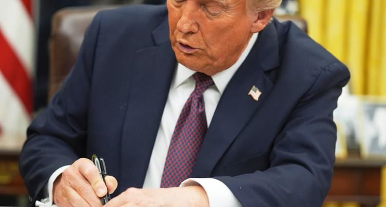 Trump annonce 35% de surtaxes douanières sur les produits canadiens