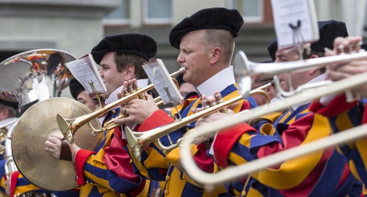 La fanfare de la Garde suisse du Vatican au cortège de Basel Tattoo