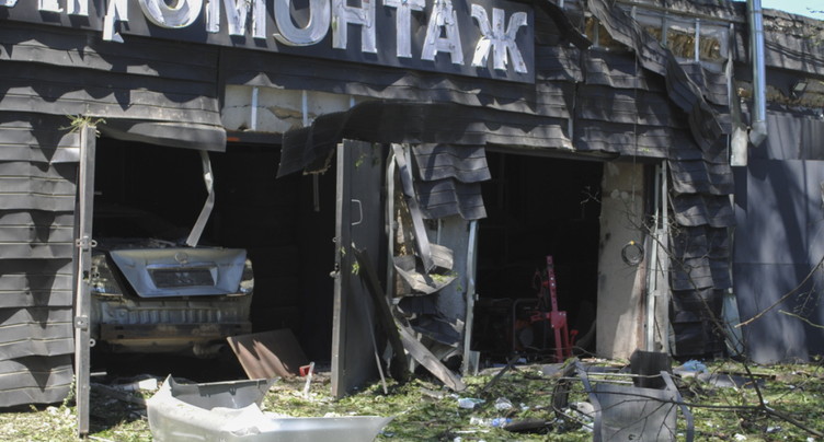 Trois morts dans des frappes en Russie, maternité touchée à Kharkiv