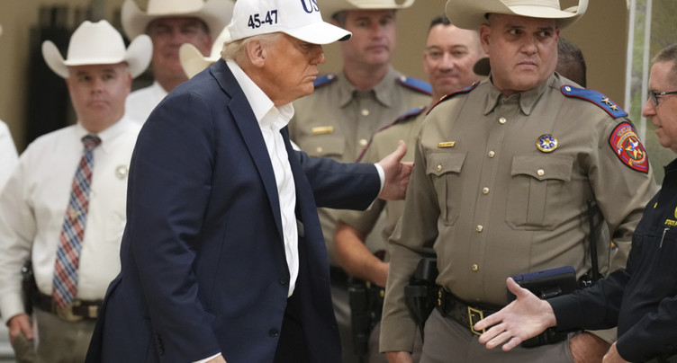 Trump se rend au Texas ravagé par des inondations meurtrières