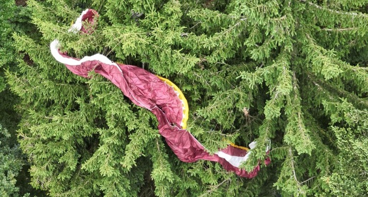 Un parapentiste suspendu à un arbre pendant neuf heures (ZG)