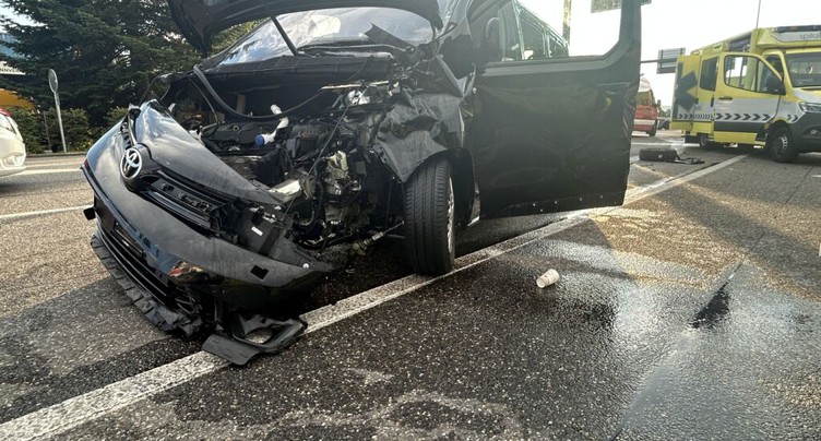 Onze blessés dans une collision entre véhicules à Würenlos (AG)