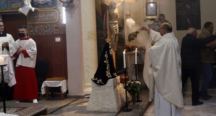 Une frappe sur l'église catholique de Gaza fait plusieurs blessés