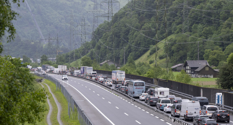 Onze kilomètres de bouchons devant le portail nord du Gothard