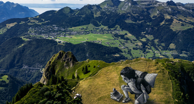 Une nouvelle fresque de Saype dans les Alpes vaudoises