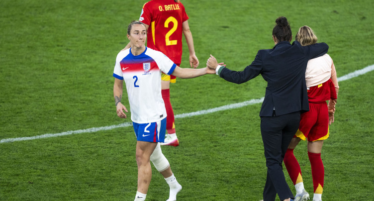Bronze a joué avec une fracture du tibia