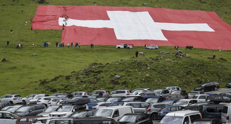 Drapeau suisse géant déchiré par le vent au pied du Säntis