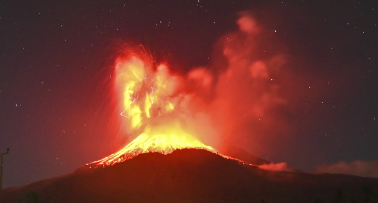 Un volcan indonésien projette des cendres à 18 km d'altitude