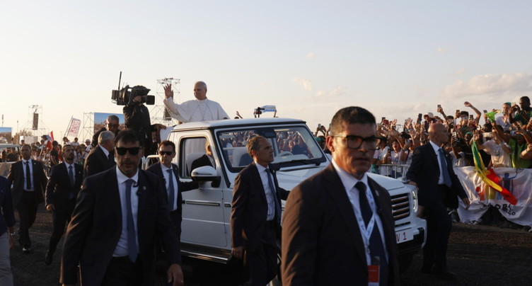 A Rome, des foules de jeunes catholiques attendent le pape