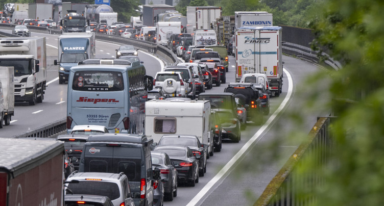 Chassé-croisé des vacances: nouveaux bouchons au tunnel du Gothard