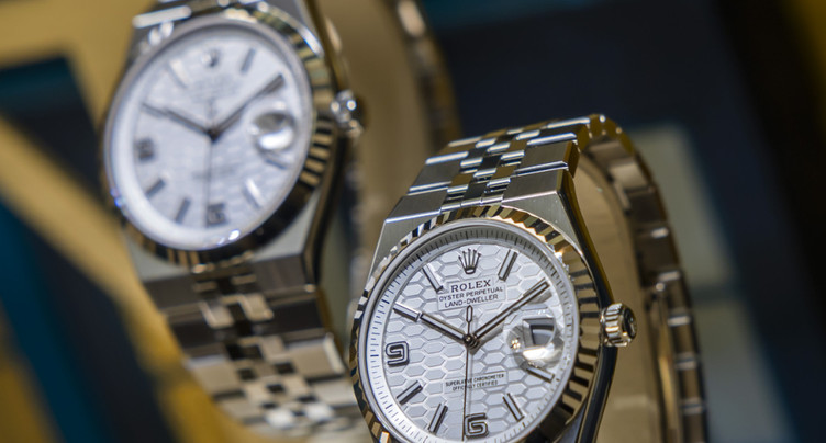 Rolex emporte une manche contre un atelier de personnalisation