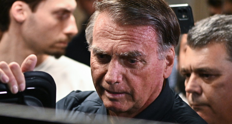 Brésil: l'ex-président brésilien Bolsonaro assigné à résidence