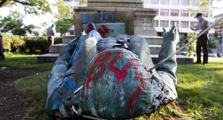 Washington: la statue d'un général sudiste déboulonnée réinstallée