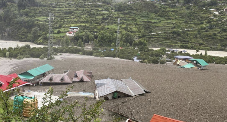 Crue subite dans une localité himalayenne: près de 100 disparus