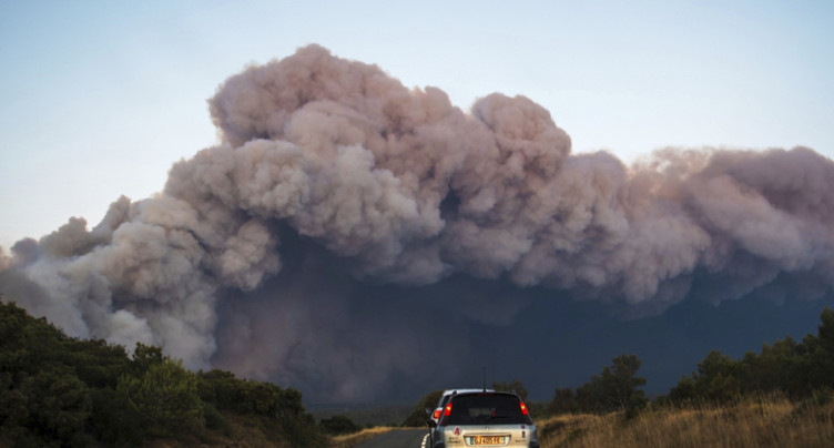 France: un incendie parcourt 8000 hectares dans le sud du pays