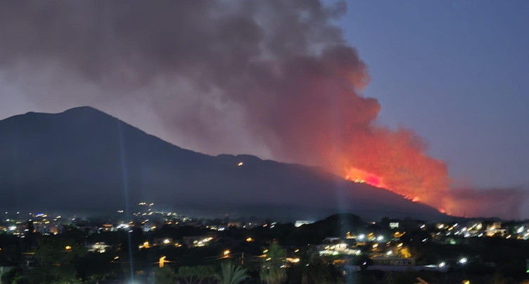 Les touristes interdits sur les flancs du Vésuve en feu