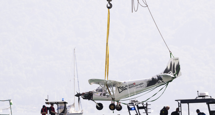 Le petit avion biplace accidenté dans le Léman a été sorti de l'eau
