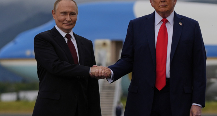 Trump et Poutine se serrent la main avant leur sommet en Alaska