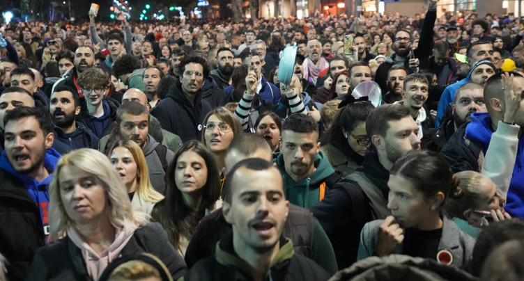 Des milliers de manifestants face à face à Belgrade