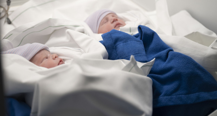 Les Suisses et Suissesses ont et veulent moins d'enfants