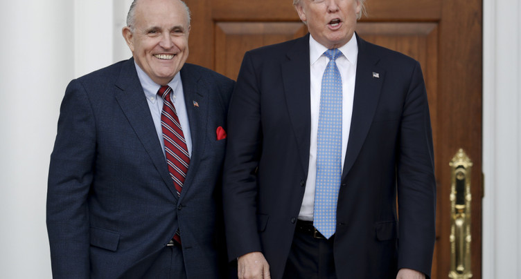 Donald Trump gracie Rudy Giuliani et 76 autres personnes