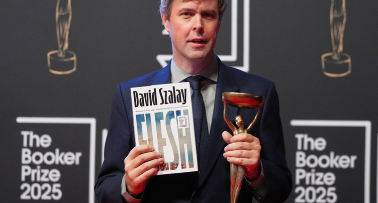 Le Britannico-Hongrois David Szalay remporte le Booker Prize 2025