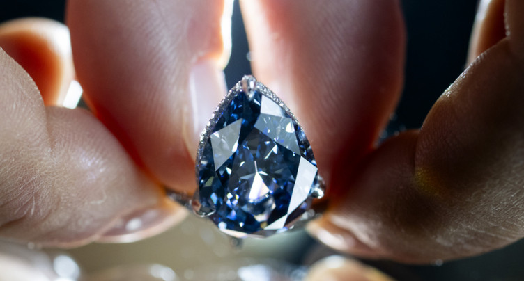 Un diamant bleu vendu plus de 25 millions de dollars à Genève